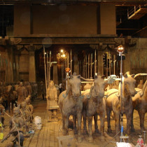 Mausoleum set - Armée des soldats chinois de terracotta et chevaux fabriqués en moulant les modèles, certains sculptés en argile ou en styro et produits en plâtre.