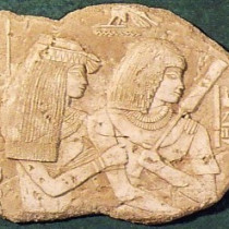 Couple égyptien,tombe du Vizir Ramose à Thèbes, 1364av J.C, 1993 - Sculpture en plasticine, moulée et produite en plâtre pour reproduction commerciale