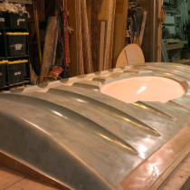 SALON DE L'AUTO Décembre 2013 - Pelle géante de 14 pieds de long pour Subaru. Sculpture en négatif servant de moule pour fabriquer la pelle en résine de fibre de verre avec supports de métal.